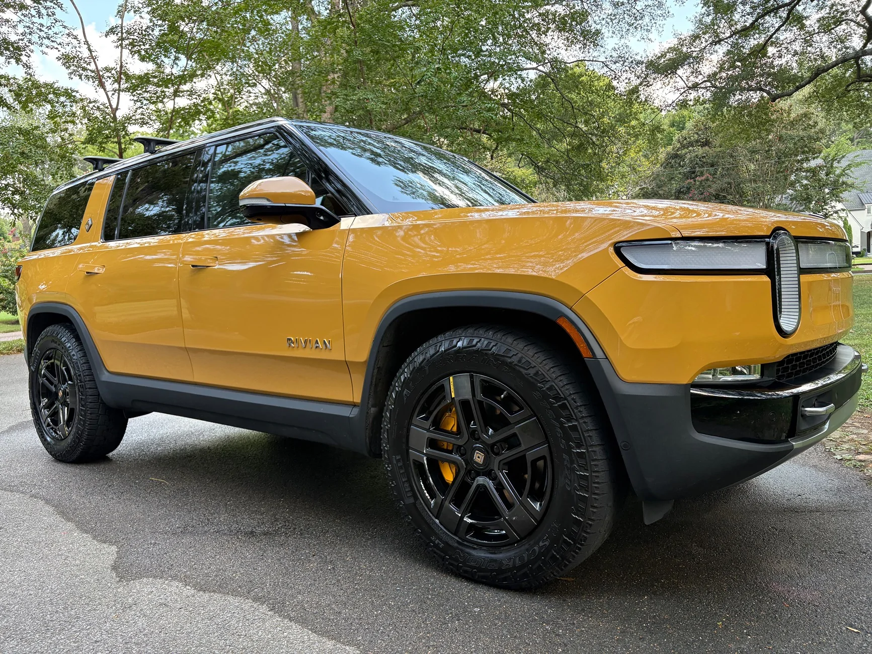 Rivian R1T R1S ? COMPASS YELLOW R1S  Photos IMG_0911