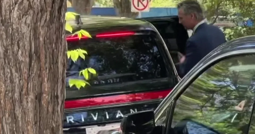 Rivian R1T R1S Caltrans goes Rivian w/ 450 service work vehicles! (Admin Warning: NO POLITICS) 1757958148126-9o