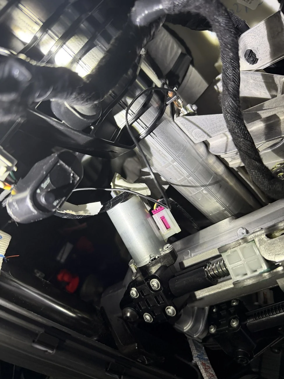 Rivian R1T R1S Tapping a Switched 12V Source – Info for Those Still Searching (25 Gen 2 Tri Max) Ground Zoomed
