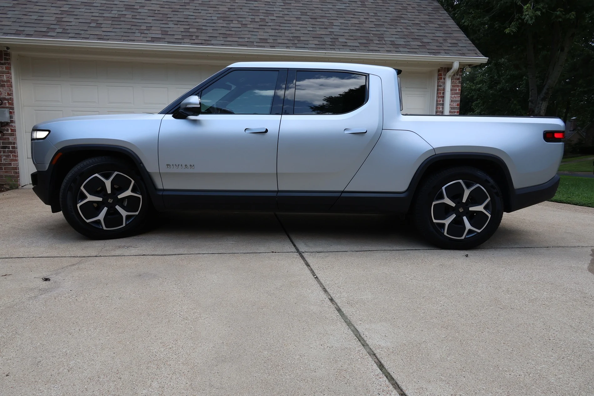 Rivian R1T R1S *** Price Reduced *** For Sale 2024 R1T Dual Motor Large Battery $51500 CJ3A2418