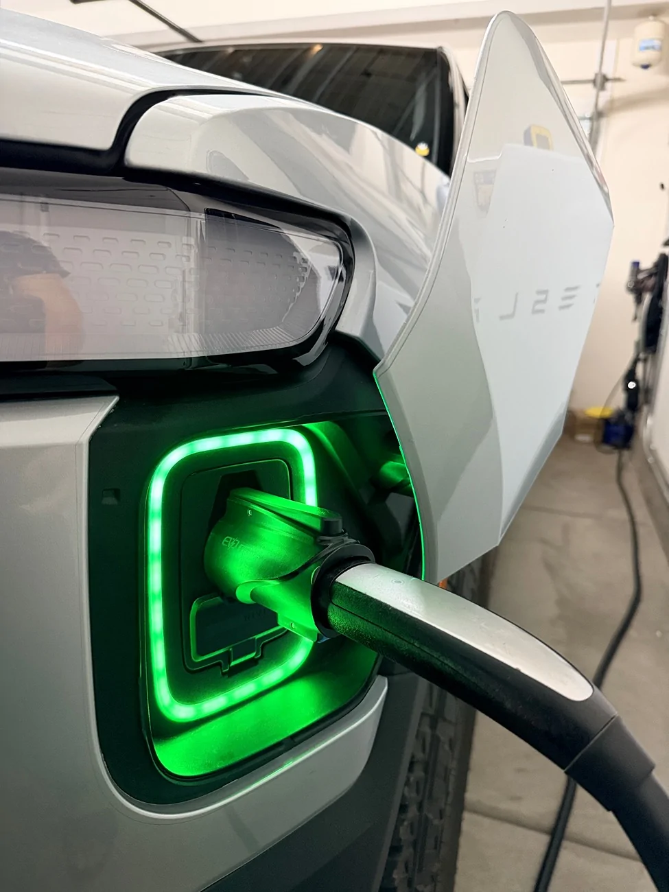 Rivian R1T R1S Not charging on Tesla Gen2 Wall Connector after 2025.38 Update IMG_3849