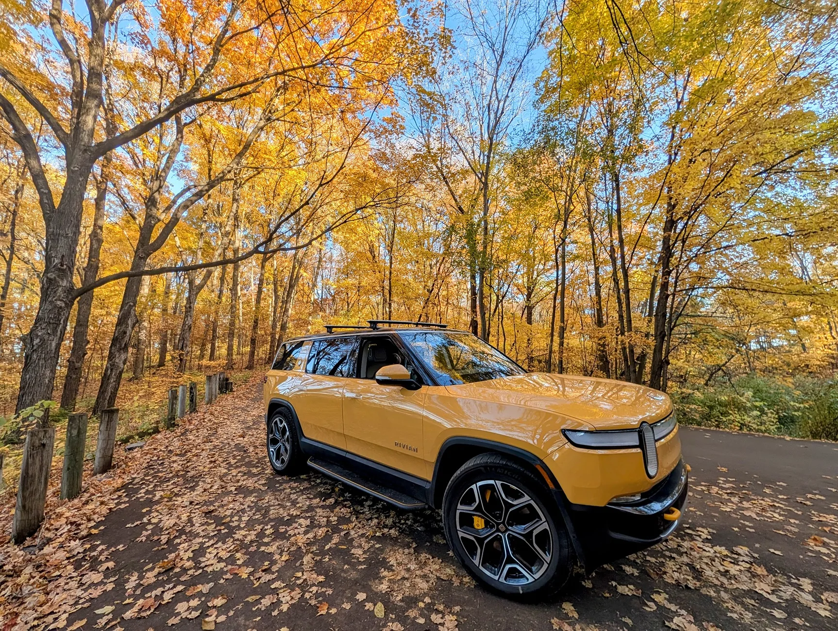 Rivian R1T R1S ? COMPASS YELLOW R1S  Photos PXL_20251026_212340627