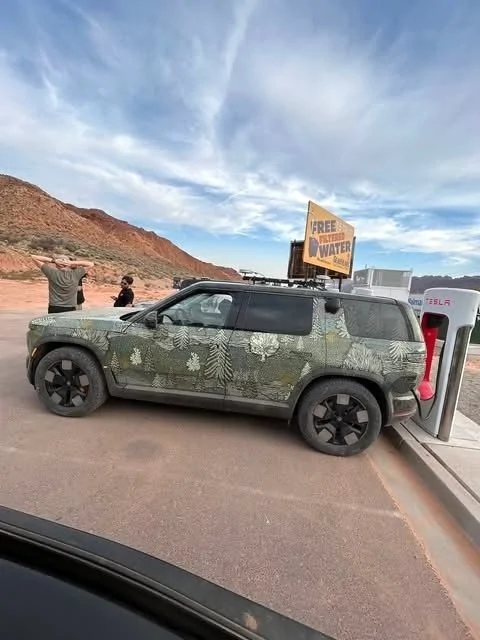 Rivian R1T R1S R2 prototypes spotted in Moab, charging at Tesla supercharger G5CSUMcWYAA6xnc