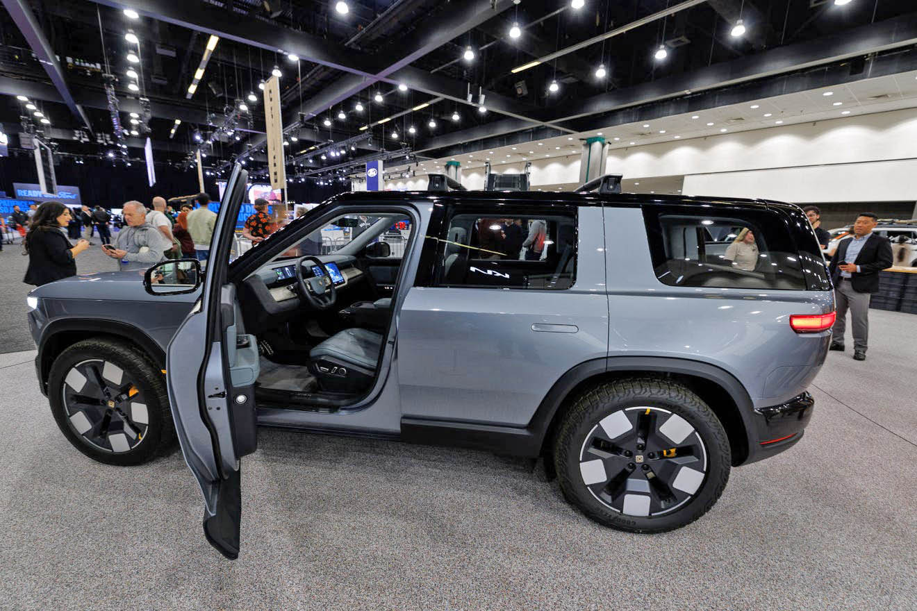 Rivian R1T R1S R2 at LA Auto Show 2025 (photos & videos) 145435-088ee89785178f5d56a7a83a33caf23d