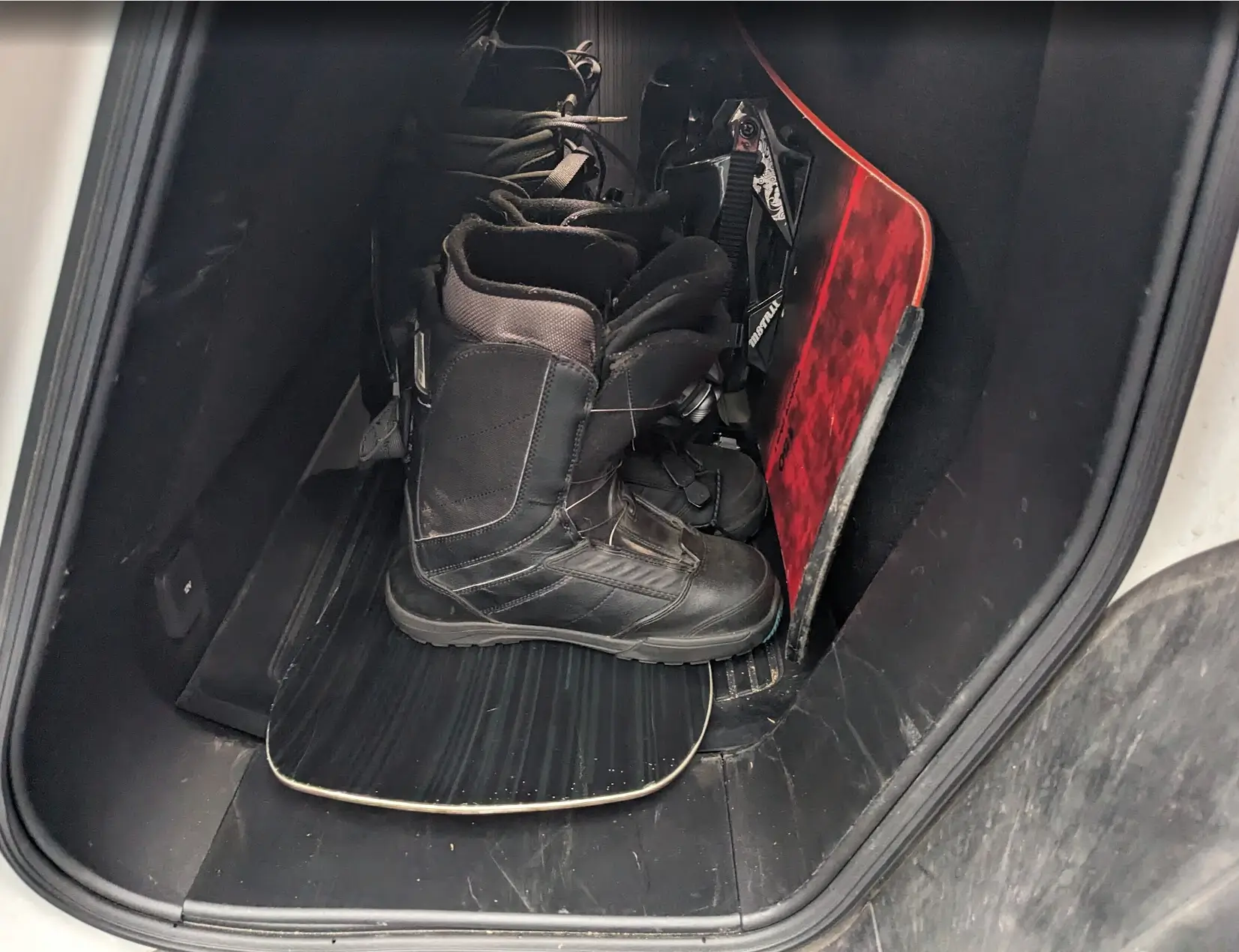 Rivian R1T R1S Efficiency test: mounting ski box over R1T bed vs. on the roof 1765922408867-b0