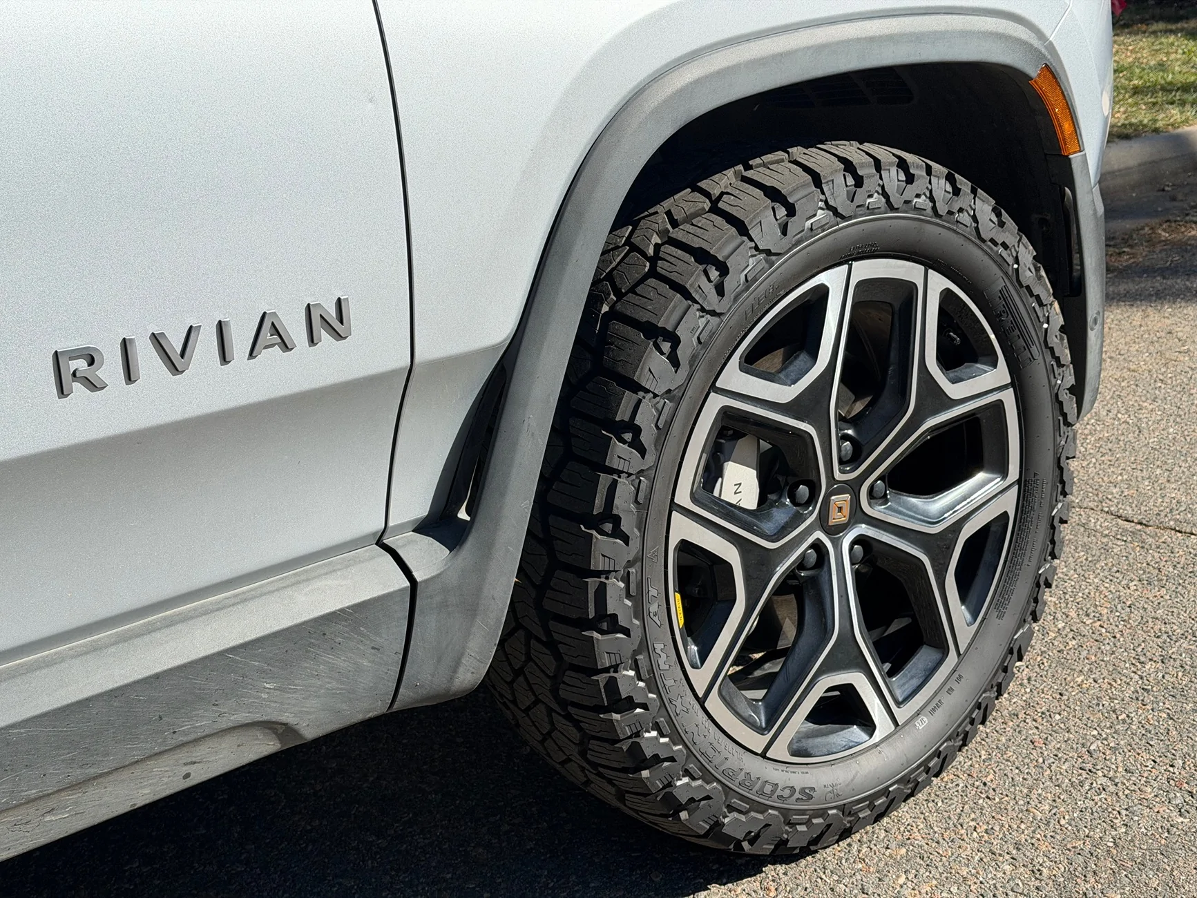 Rivian R1T R1S Replacing 22” Range tires & wheels(?) IMG_0076