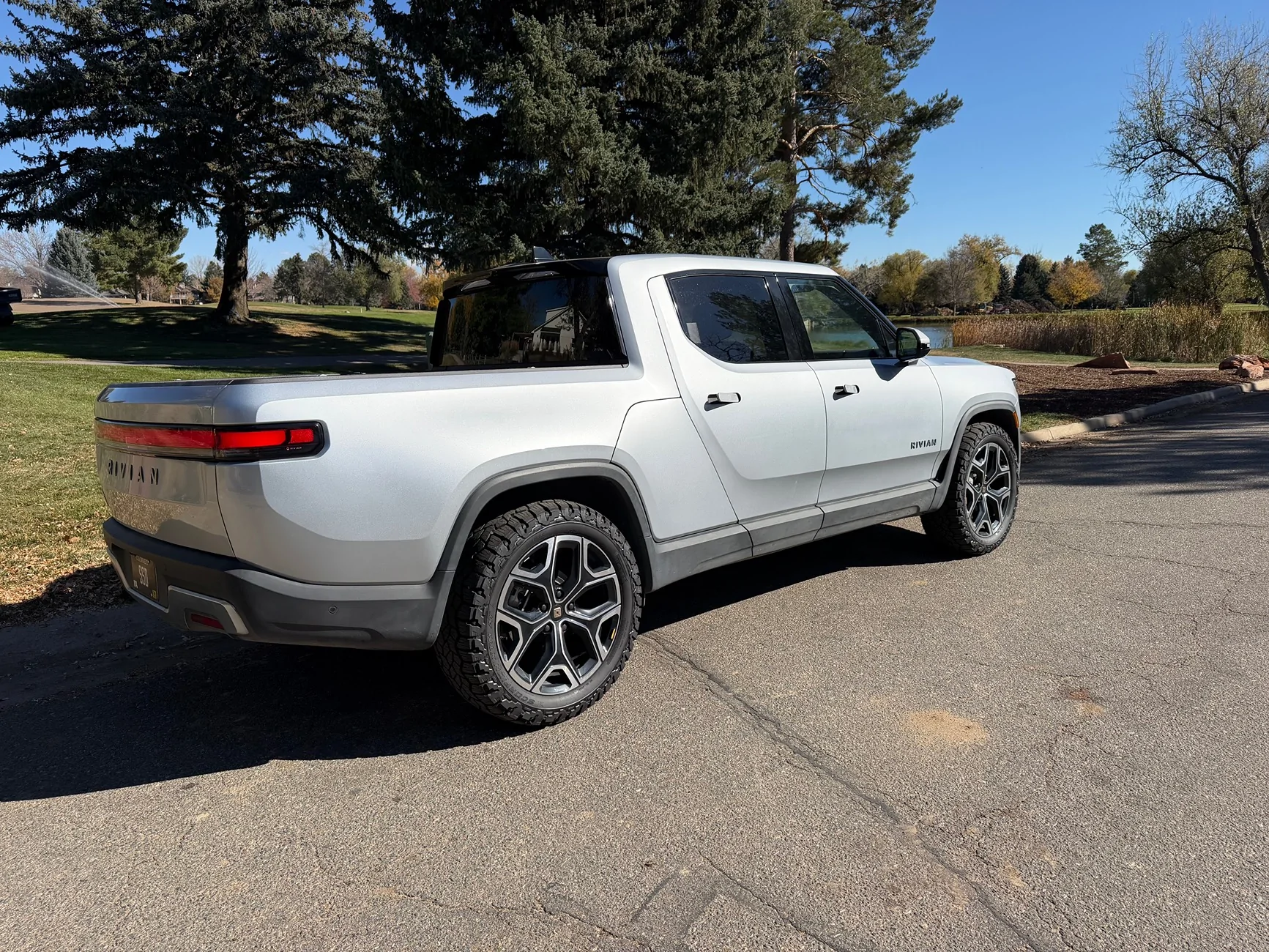 Rivian R1T R1S Replacing 22” Range tires & wheels(?) IMG_0075
