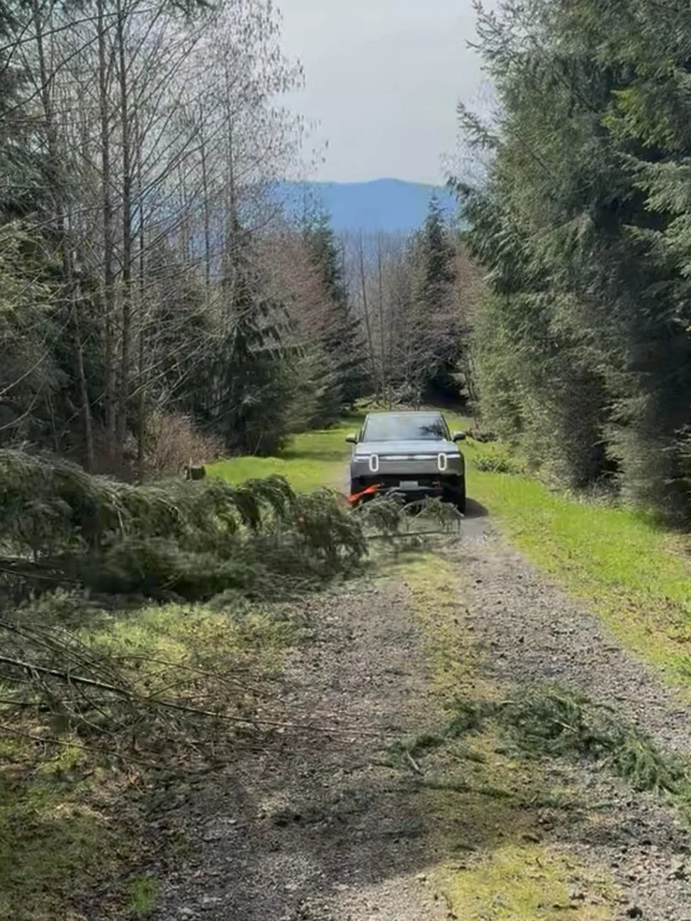 Rivian R1T R1S One year and 15k miles in, the R1S Max Pack Dual Motor as an Off-Roading Vehicle for a Family of Four pullingtr
