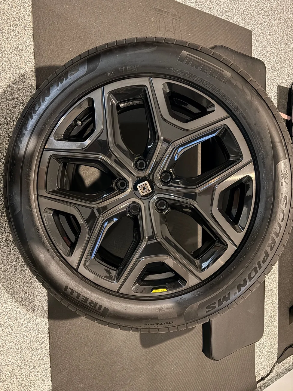 Rivian R1T R1S FS: 22” Sport Dark Set (SOLD) IMG_4131