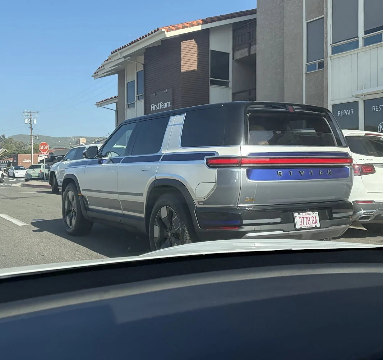 Rivian R1T R1S R2 rear window fully lowered / opened on liftgate (more looks) HAnRQ6mbwAASVNL