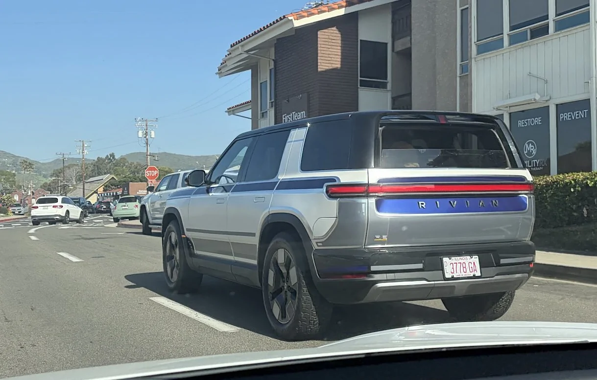 Rivian R1T R1S R2 rear window fully lowered / opened on liftgate (more looks) HAnRQ6nbMAAg-Kg