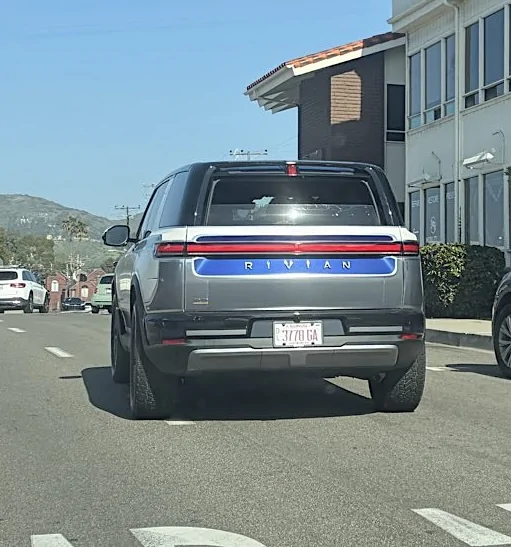 Rivian R1T R1S R2 rear window fully lowered / opened on liftgate (more looks) HAnRQ6la4AA4WH8
