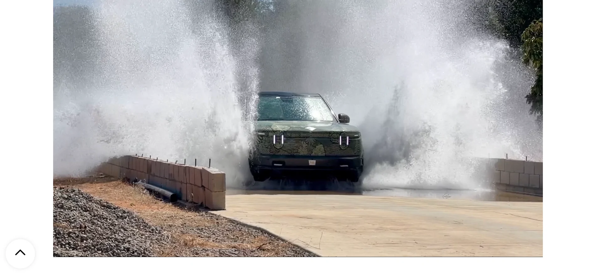 Rivian R1T R1S Is Rivian gonna roll this light pattern out for R1?!! 1770692127783-p6