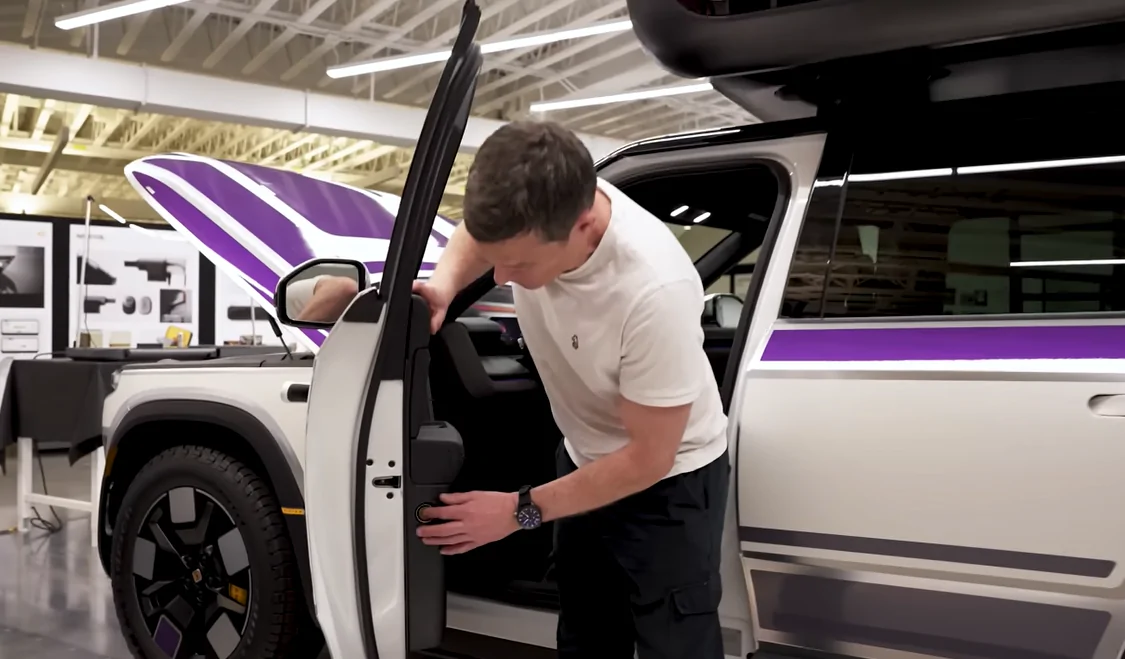 Rivian R1T R1S R2 vs Model Y size & shape comparison (spotted photo) 1770830195988-nk
