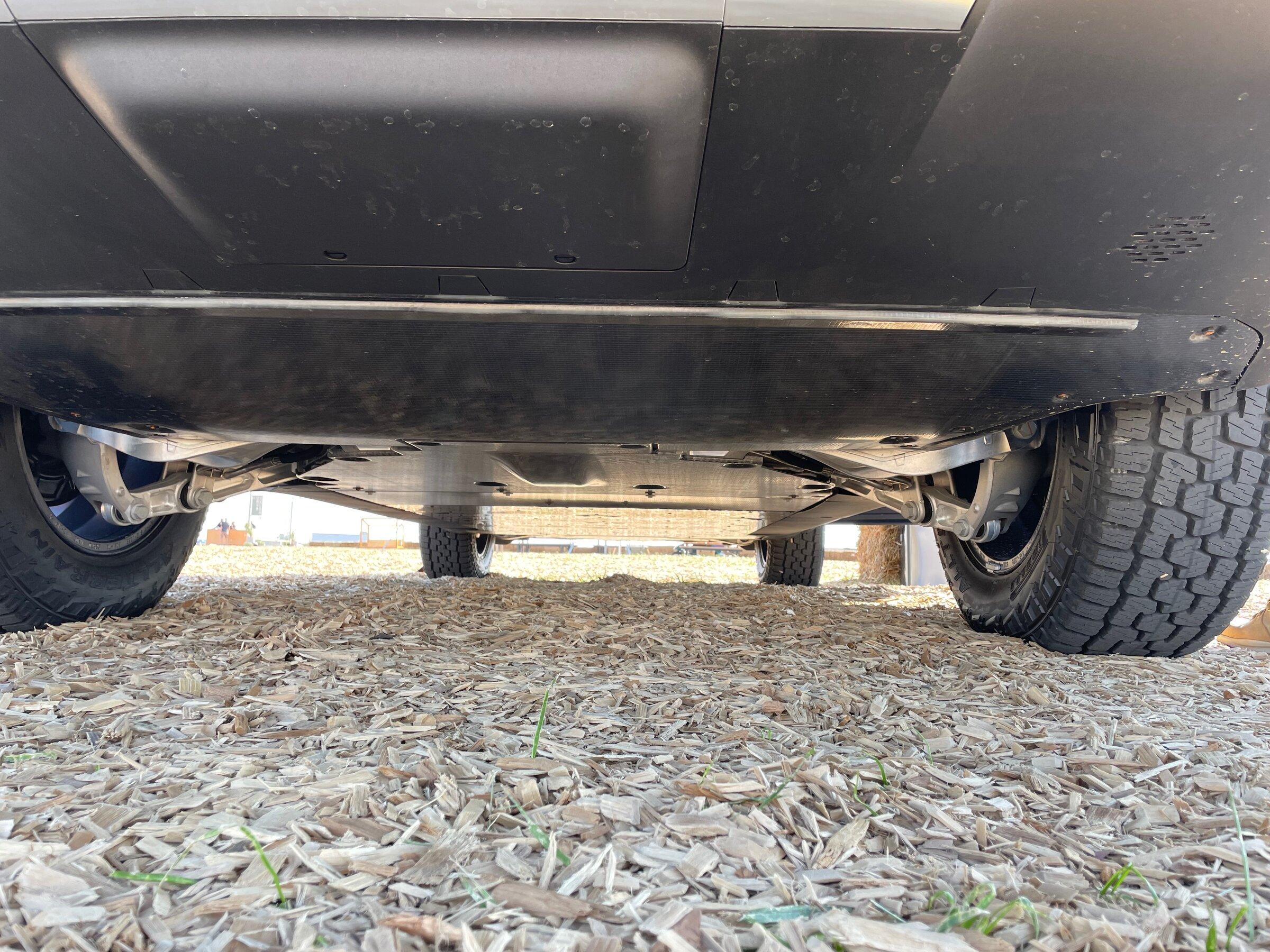 Rivian R1T R1S Pic request: R1T underside / undercarriage with and without Off-Road Upgrade Off Road shield