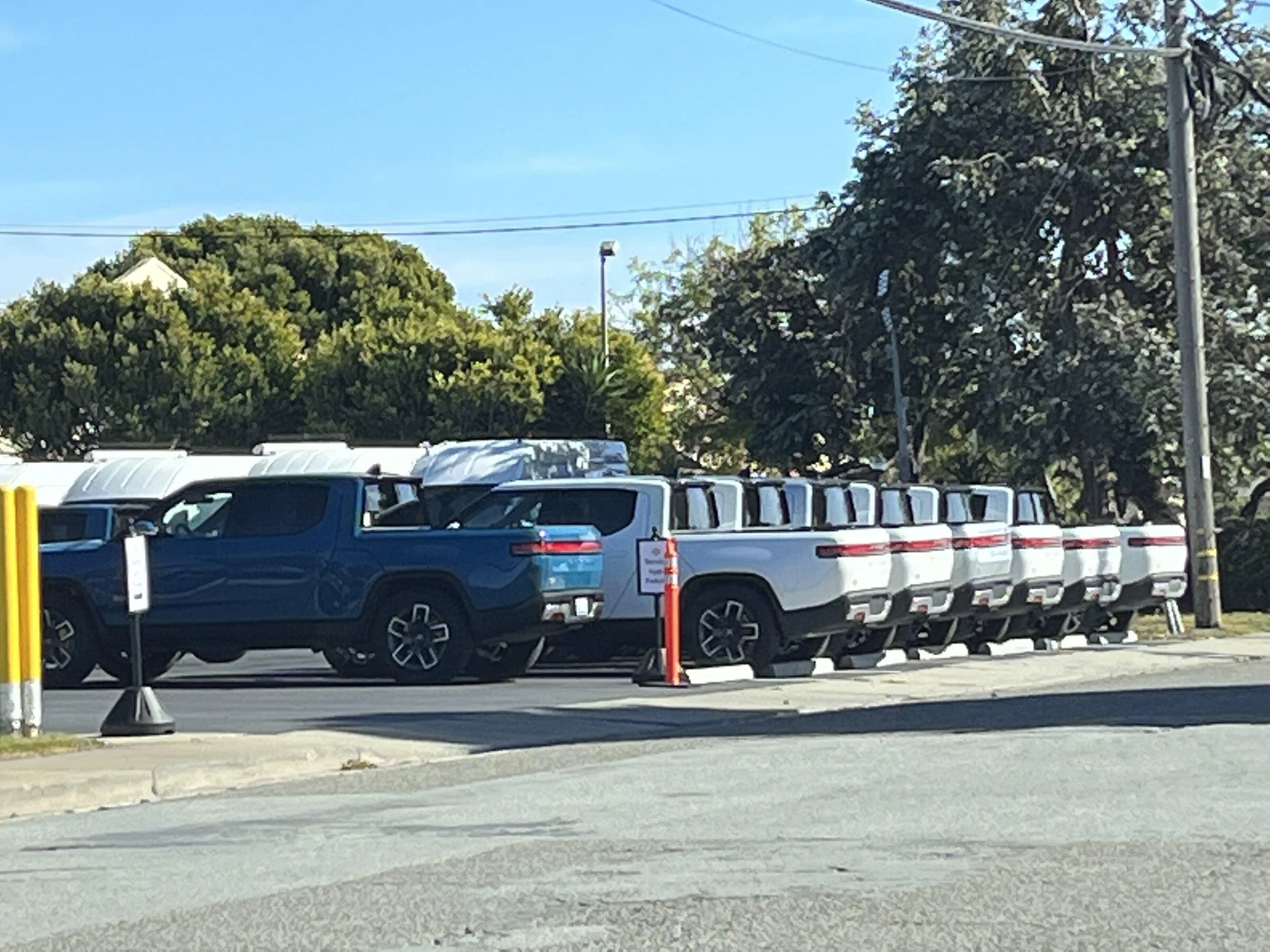 Rivian R1T R1S R1S in the Wild 8B086F23-28DE-46C9-85EA-6F453602C94A