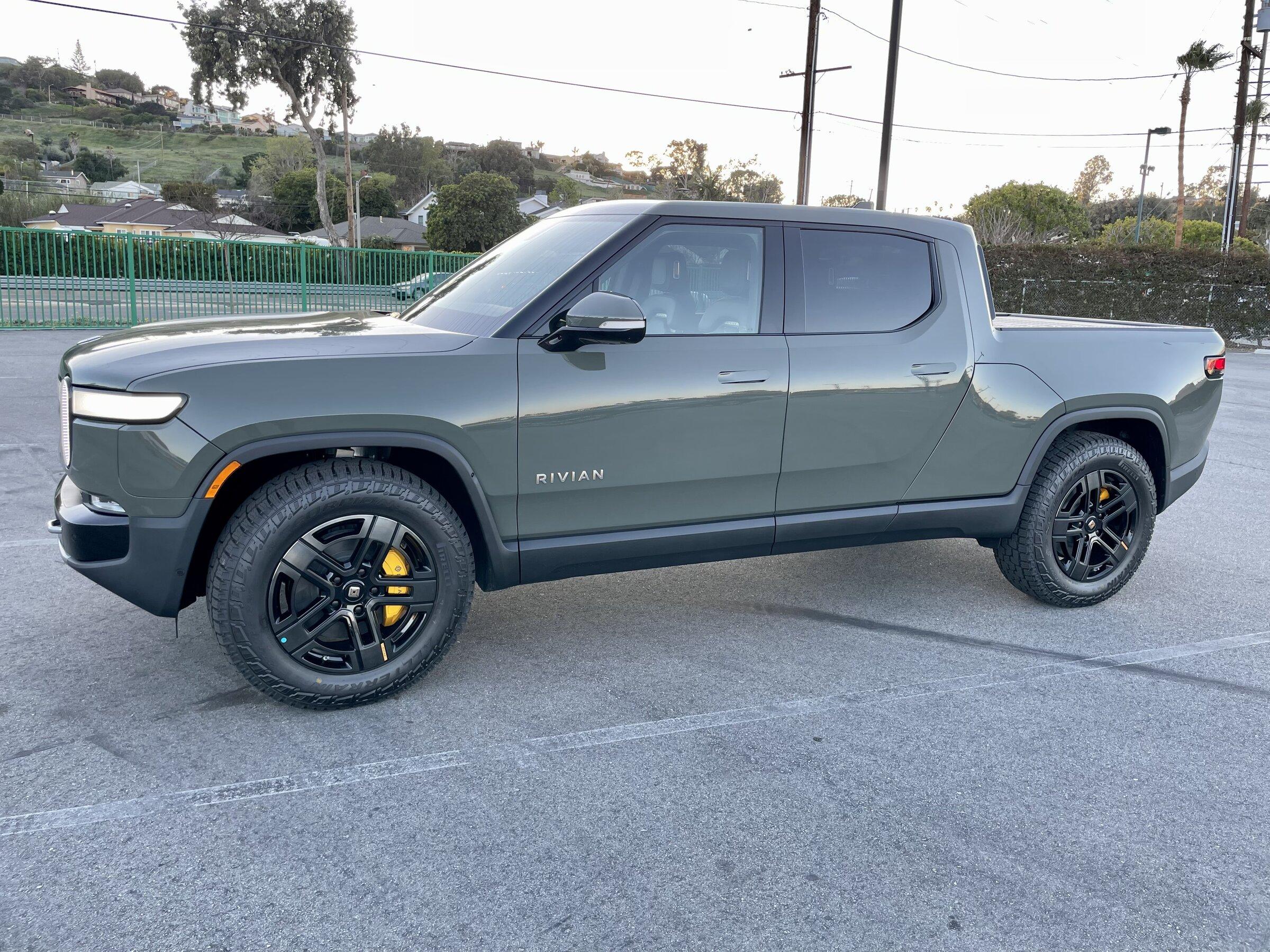 Rivian R1T R1S LAUNCH GREEN R1T Photos 92FA5C51-5BBC-40EB-AD8C-5089FBDFF915