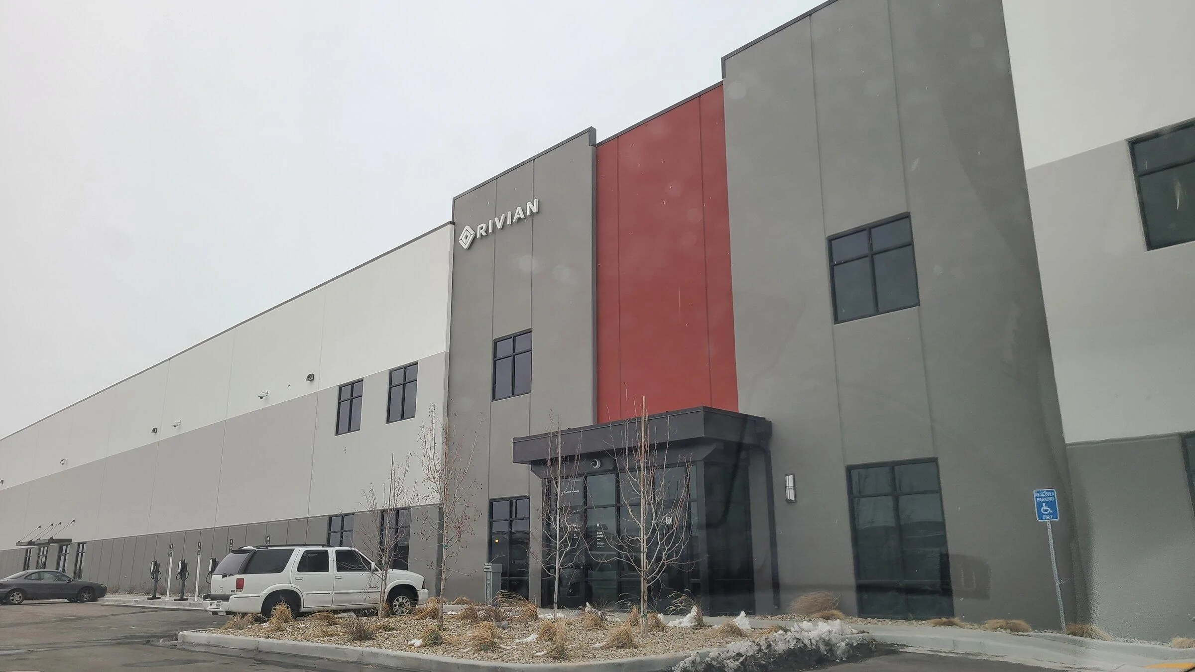 Rivian R1T R1S Rivian Service Centers / Retail Locations List / Other Facilities (Pics & Updates) 20220308_165718