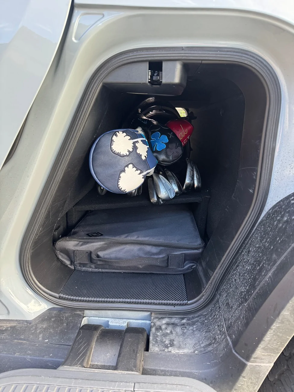 Rivian R1T R1S Gear tunnel divider for manual tonneau cover storage IMG_9432