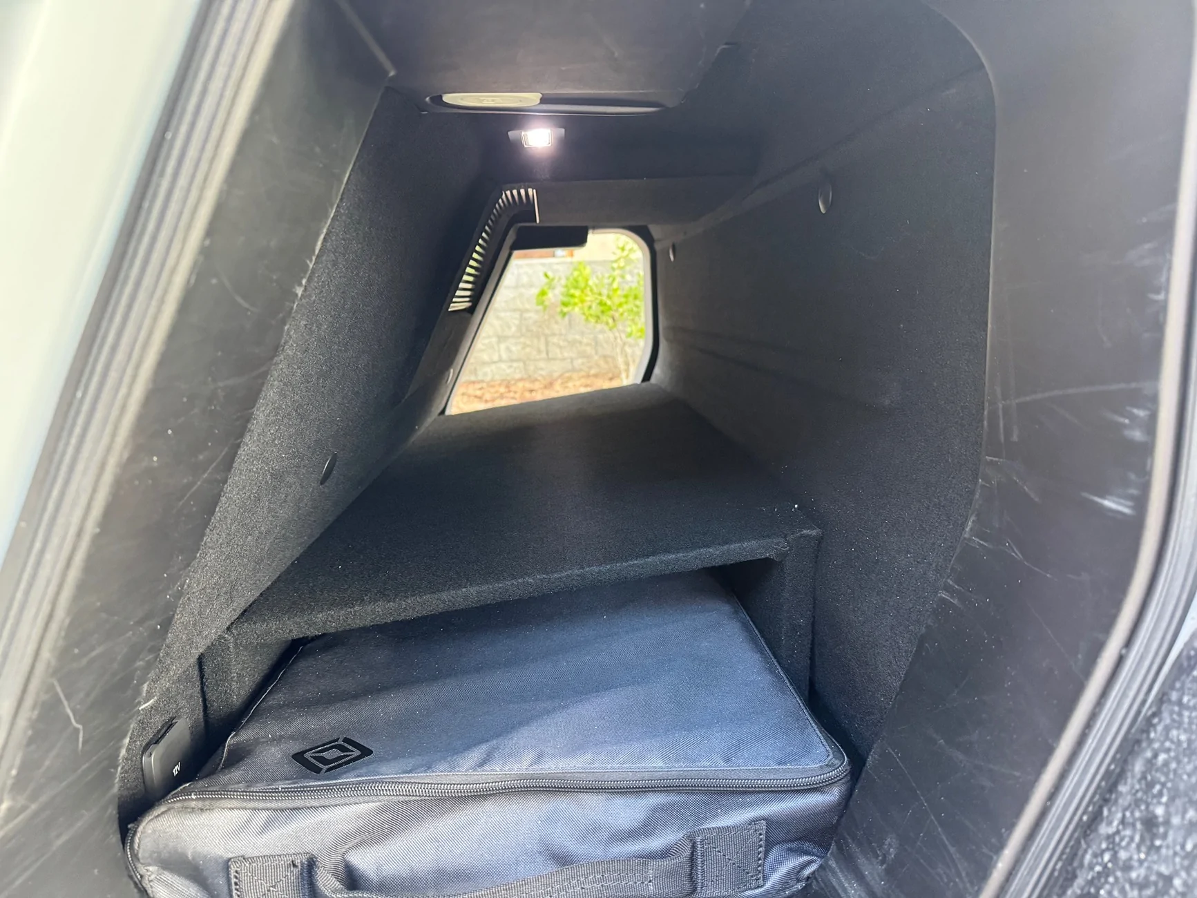 Rivian R1T R1S Gear tunnel divider for manual tonneau cover storage IMG_9431