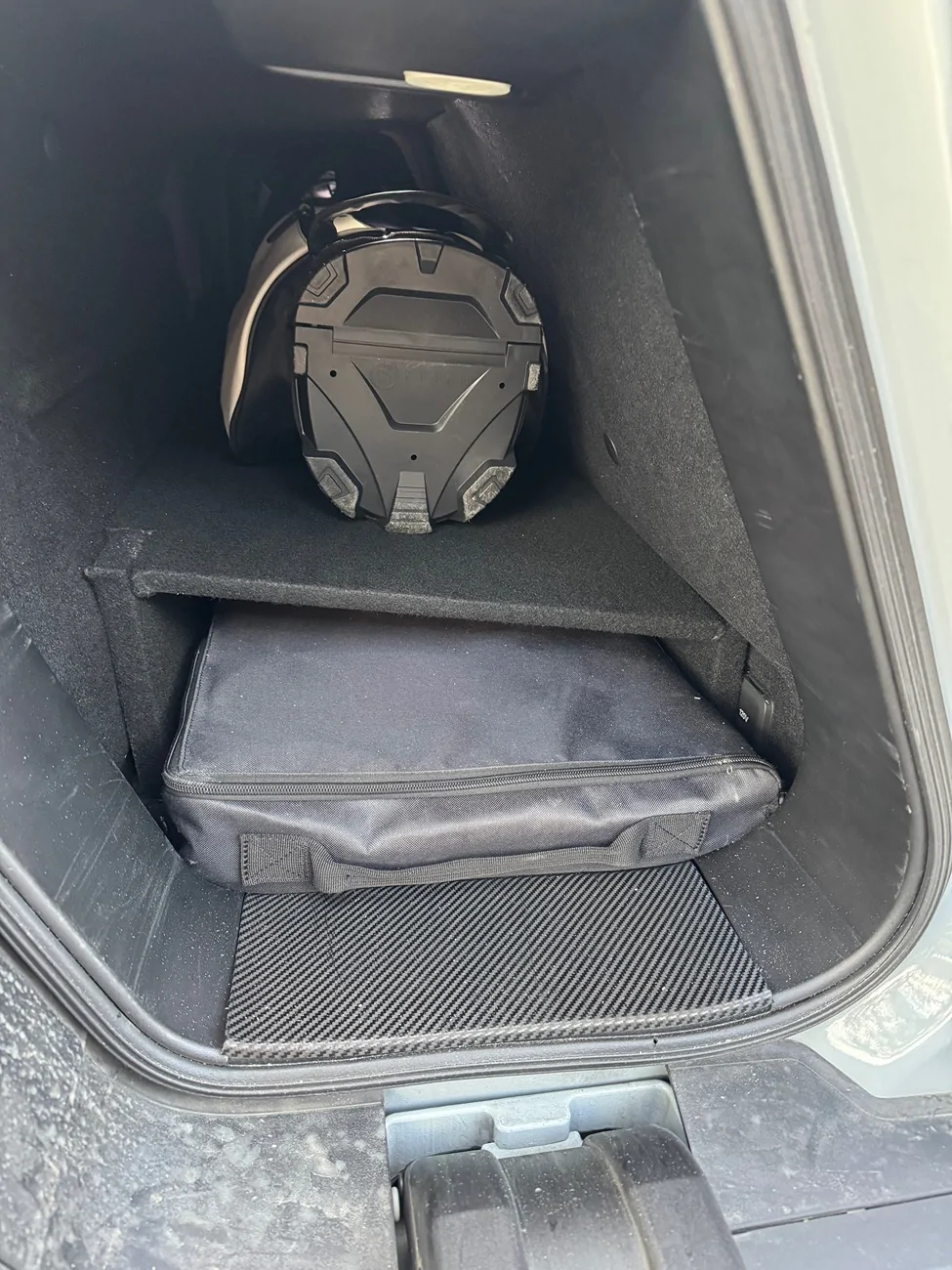 Rivian R1T R1S Gear tunnel divider for manual tonneau cover storage IMG_9433