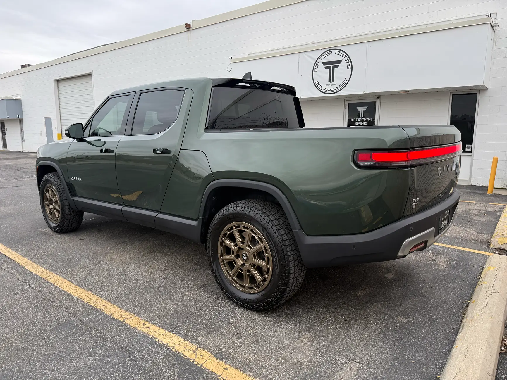 Rivian R1T R1S Best 20" Tire for Max Efficiency (R1S): On-Road with Occasional Snow Driving tempImagenivcM6