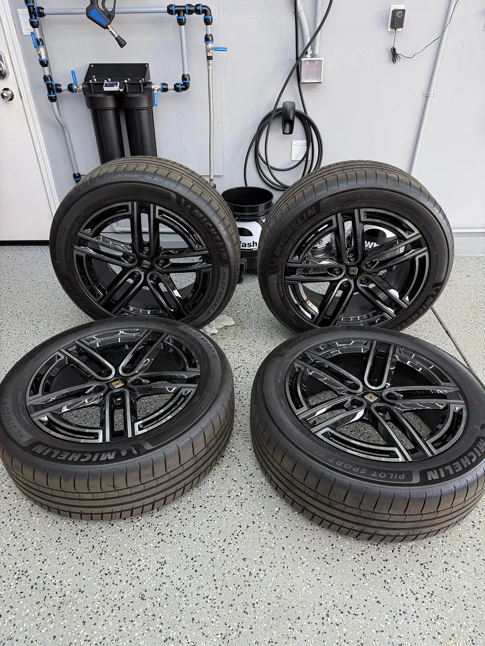 Rivian R1T R1S SOLD 4 22” Super Sport wheels with tires. IMG_9095