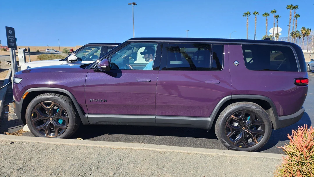 Rivian R1T R1S R2 Colors List Revealed! Launch Green, Borealis, Midnight, Forest Green, Esker Silver, Catalina Cove, Glacier White, Half Moon Grey 🎨 the-new-borealis-color-out-in-broad-daylight-unconfirmed-v0-ku10wi62a25g1.jpeg