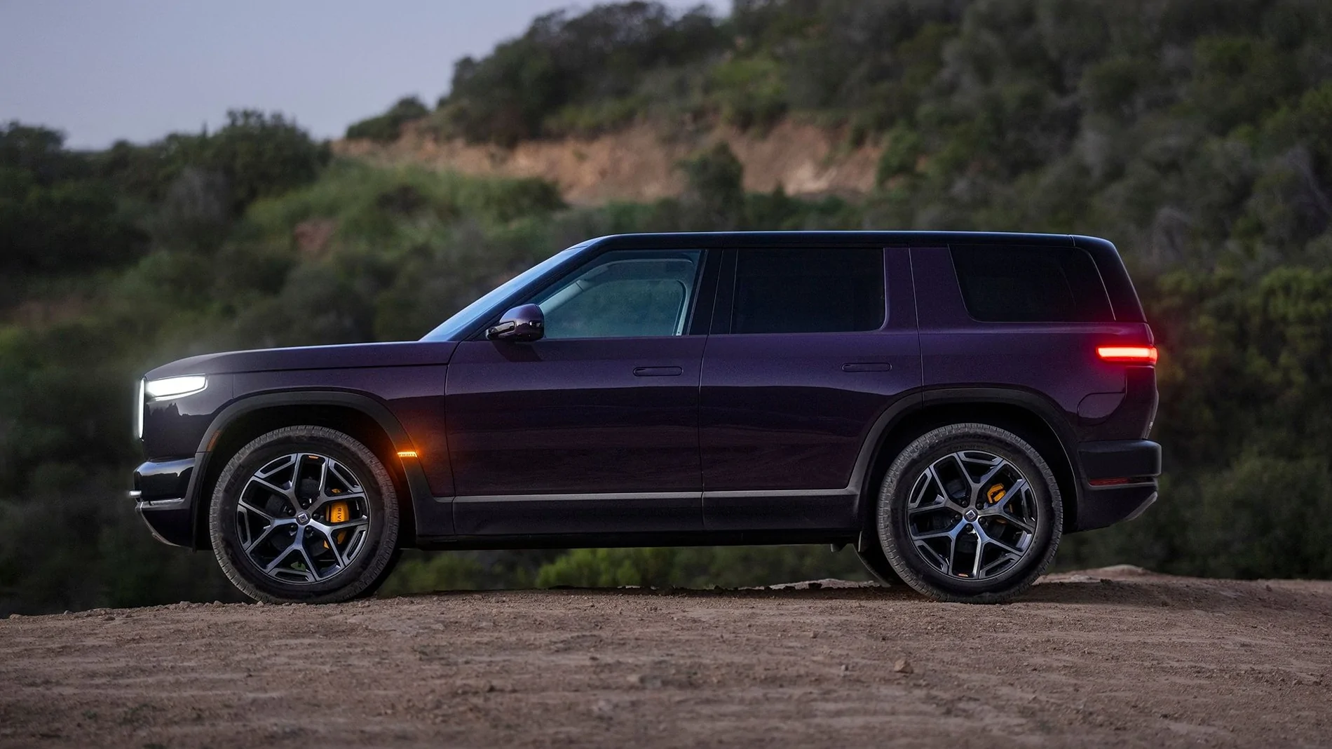 Rivian R1T R1S 2027 R2 Reveal! Specs, Pricing, Range, Dimensions, Wallpapers, Colors, Interiors HDOBFlsXsAAmIJx