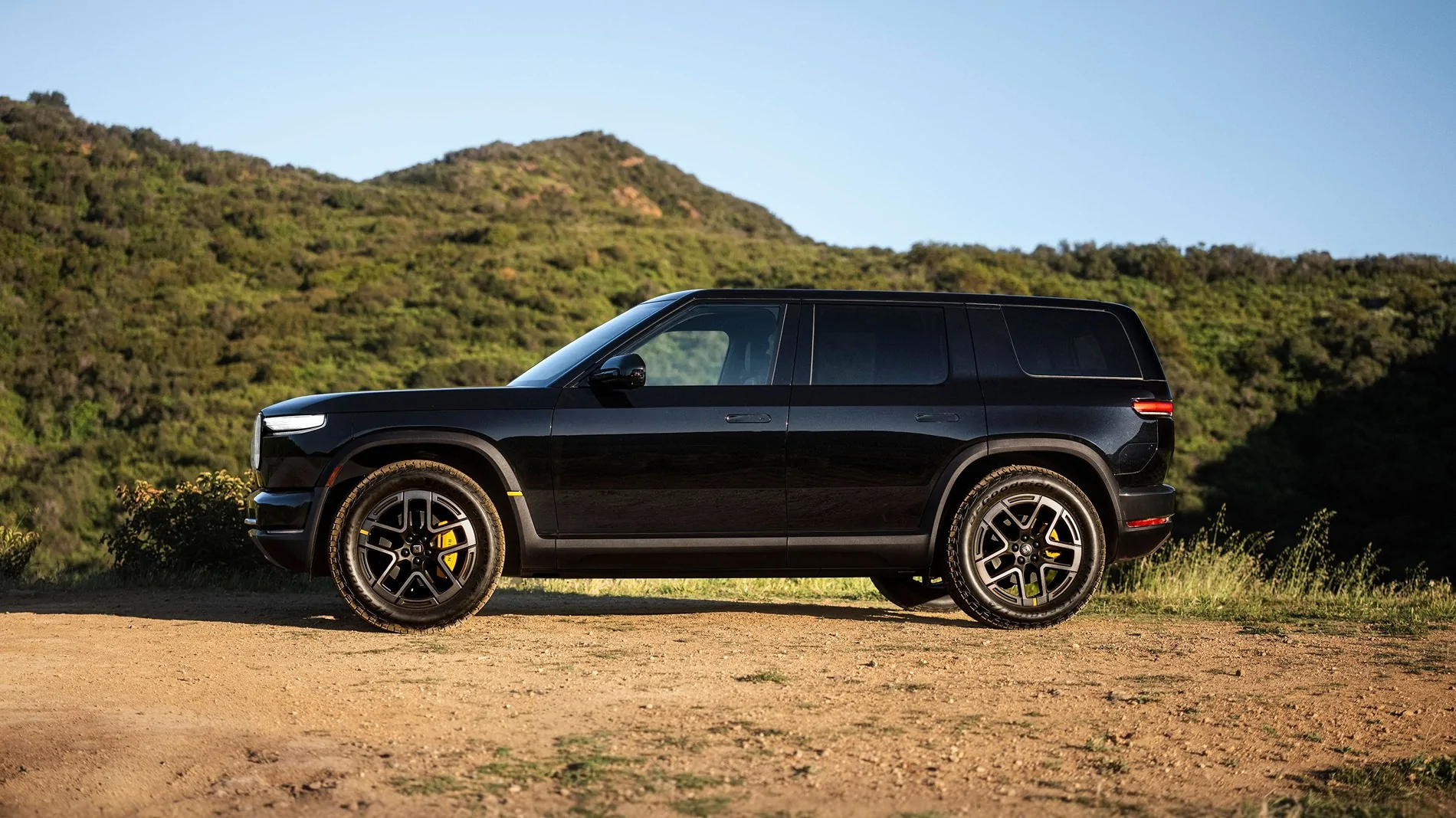 Rivian R1T R1S 2027 R2 Reveal! Specs, Pricing, Range, Dimensions, Wallpapers, Colors, Interiors HDOBfaXbQAAzRf_
