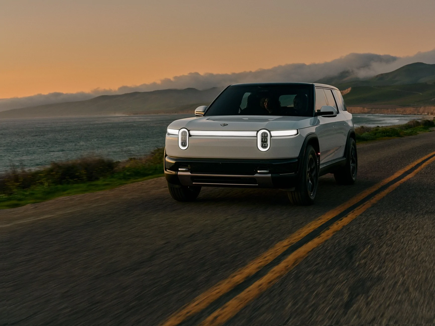 Rivian R1T R1S 2027 R2 Reveal! Specs, Pricing, Range, Dimensions, Wallpapers, Colors, Interiors HDOBZ4DWoAAg1Kc