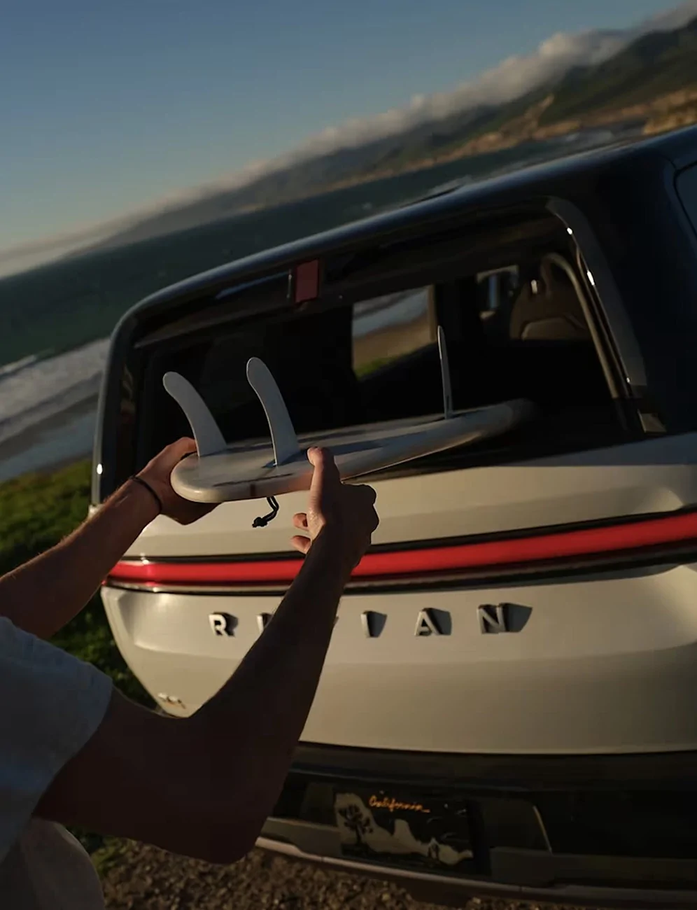 Rivian R1T R1S 2027 R2 Reveal! Specs, Pricing, Range, Dimensions, Wallpapers, Colors, Interiors HDOBkKBWwAAAql5