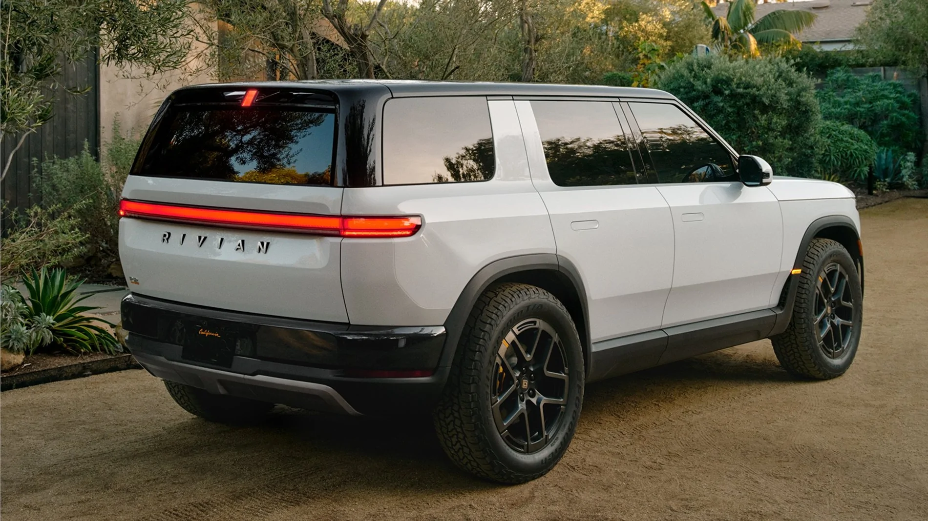 Rivian R1T R1S 2027 R2 Reveal! Specs, Pricing, Range, Dimensions, Wallpapers, Colors, Interiors HDOCw5cW4AAoOx