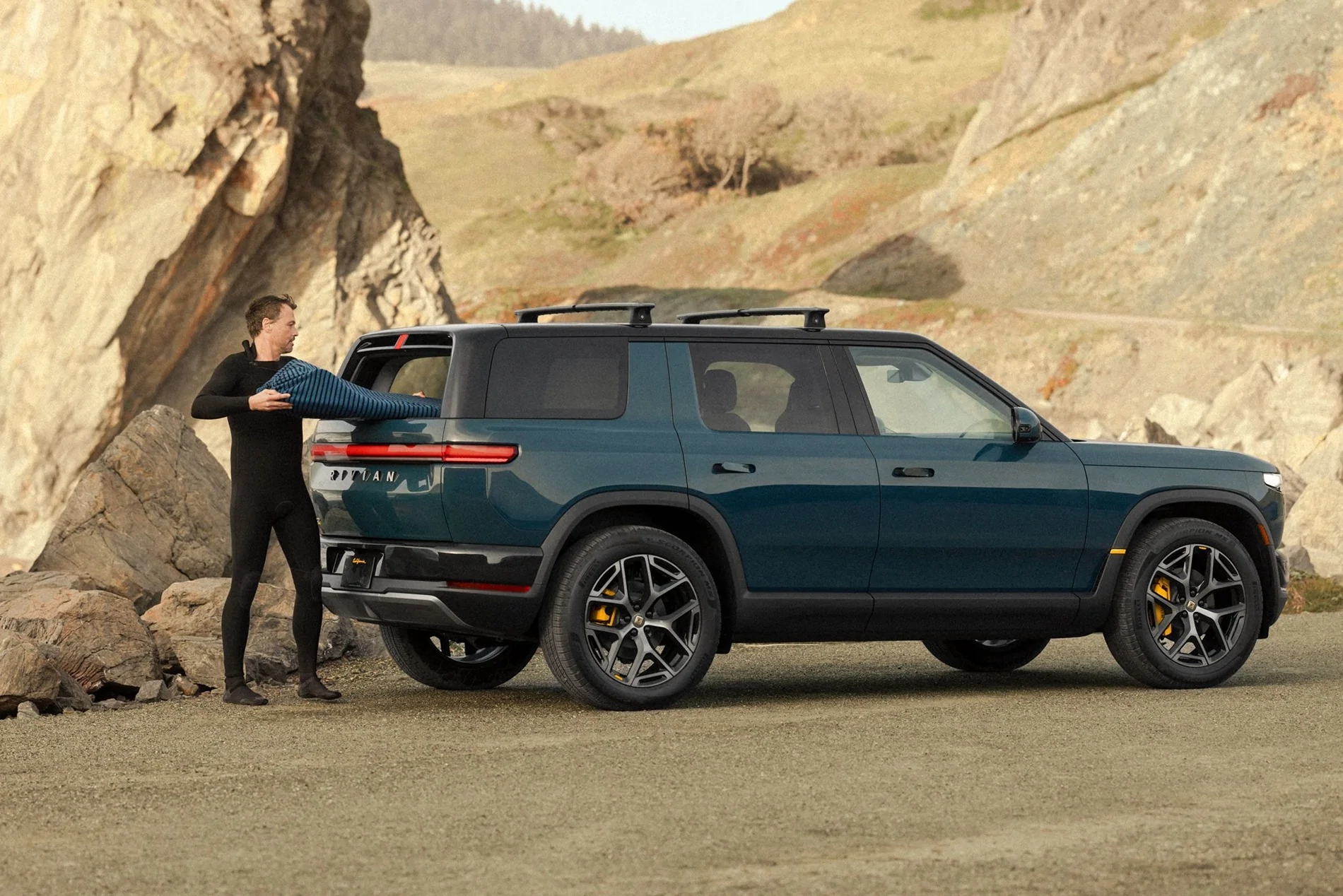 Rivian R1T R1S 2027 R2 Reveal! Specs, Pricing, Range, Dimensions, Wallpapers, Colors, Interiors HDOEL0EWUAAIlQz