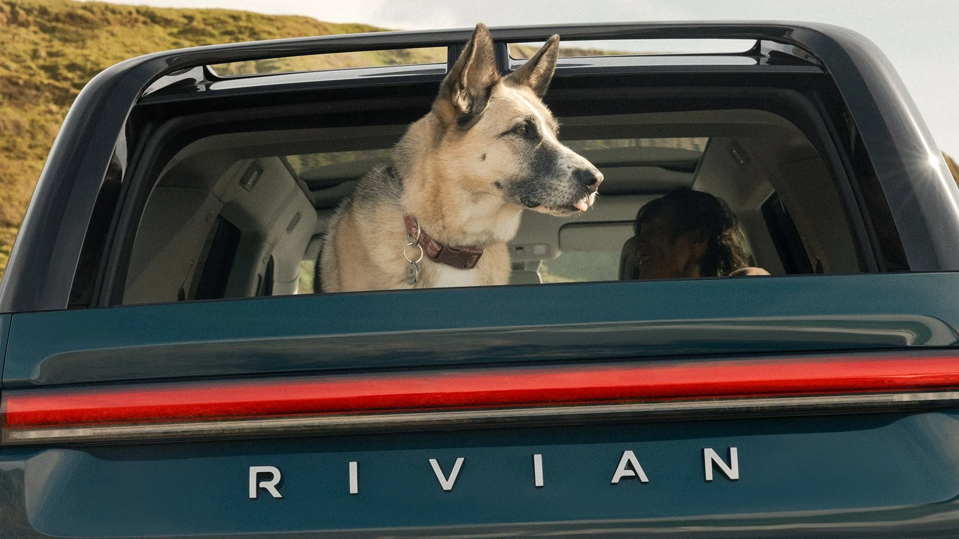 Rivian R1T R1S 2027 R2 Reveal! Specs, Pricing, Range, Dimensions, Wallpapers, Colors, Interiors HDOEWTtX0AAuHtB