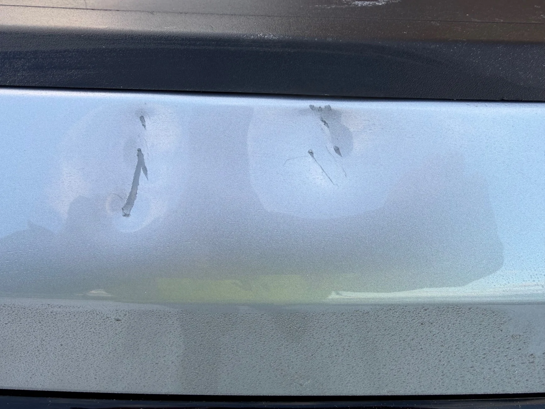 Rivian R1T R1S Dent and scratches in tailgate IMG_0313