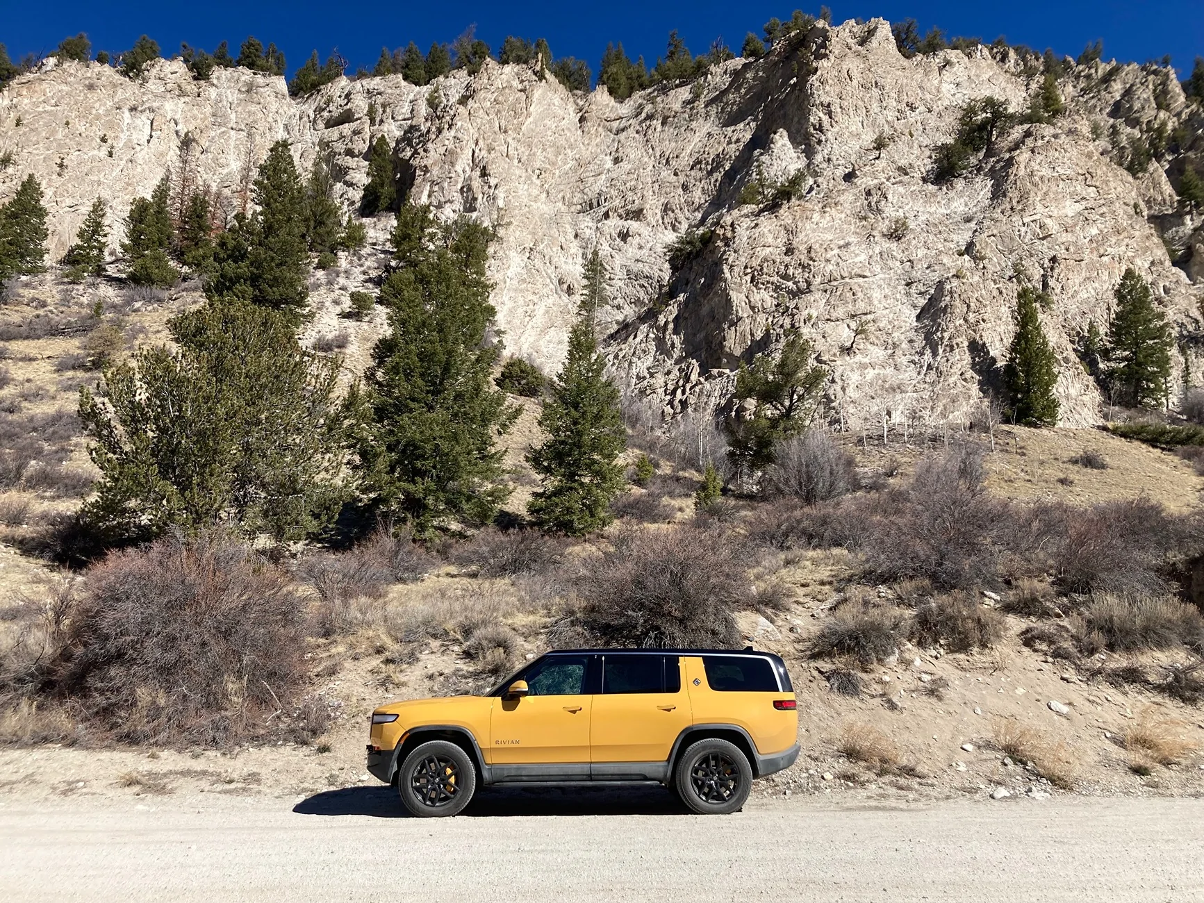 Rivian R1T R1S ? COMPASS YELLOW R1S  Photos IMG_0956