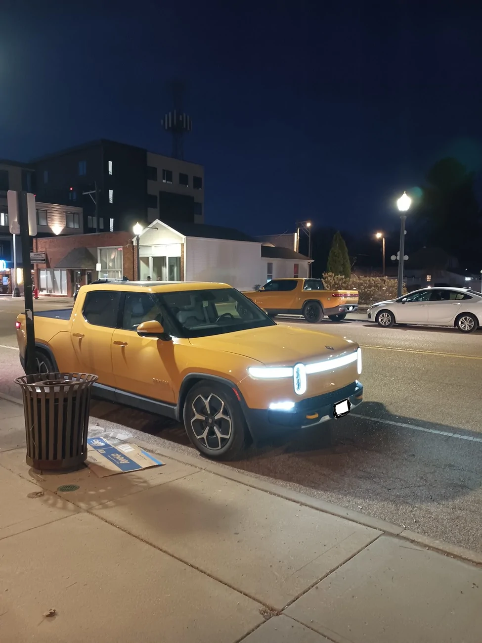 Rivian R1T R1S ? COMPASS YELLOW R1S  Photos 1000013199