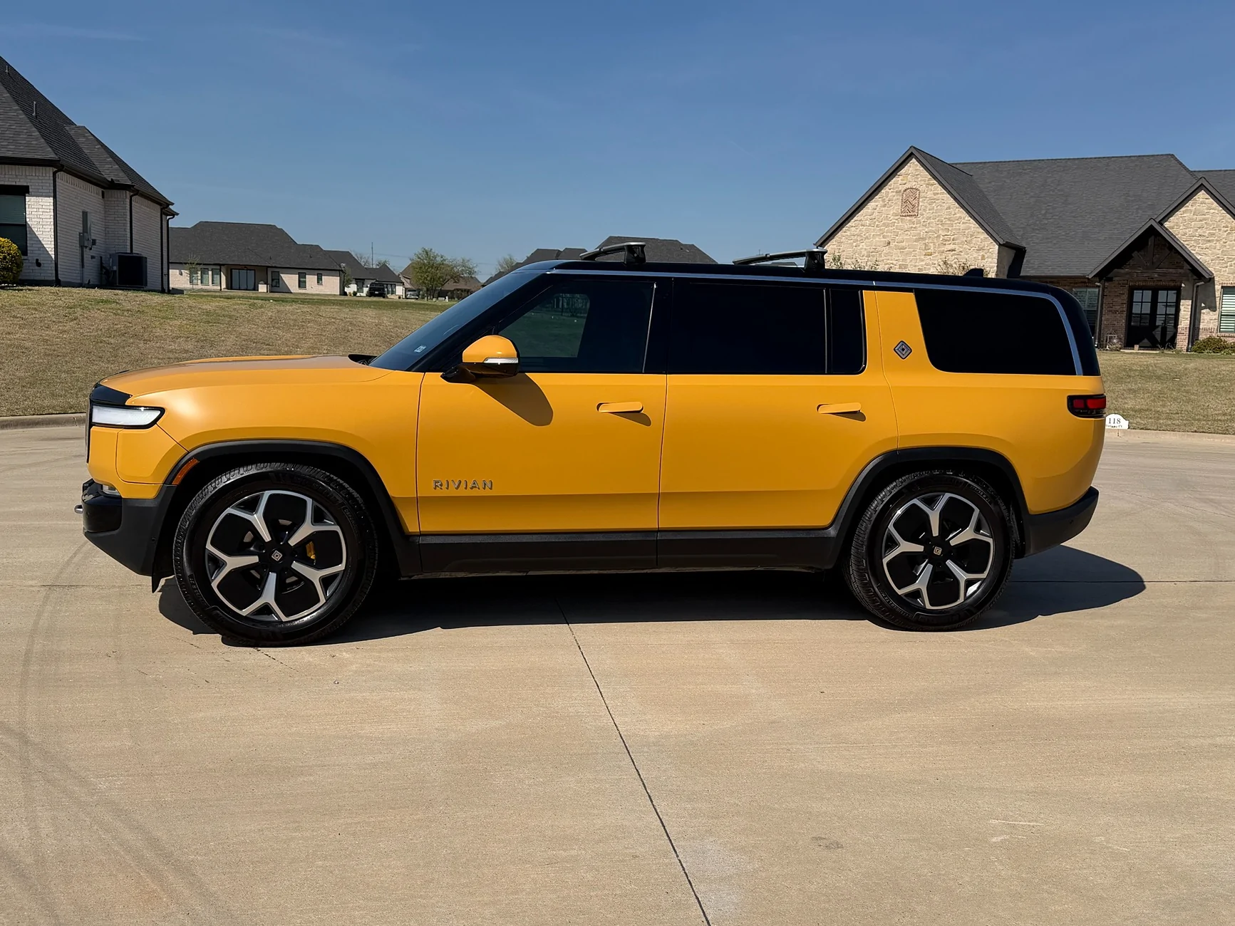 Rivian R1T R1S 2023 R1S Quad Motor Adventure AWD | Large Pack | Compass Yellow | Full PPF | ~25,150 Mi | $65,500 002 - Rivian_R1S_Exterio_Side_Profile_01
