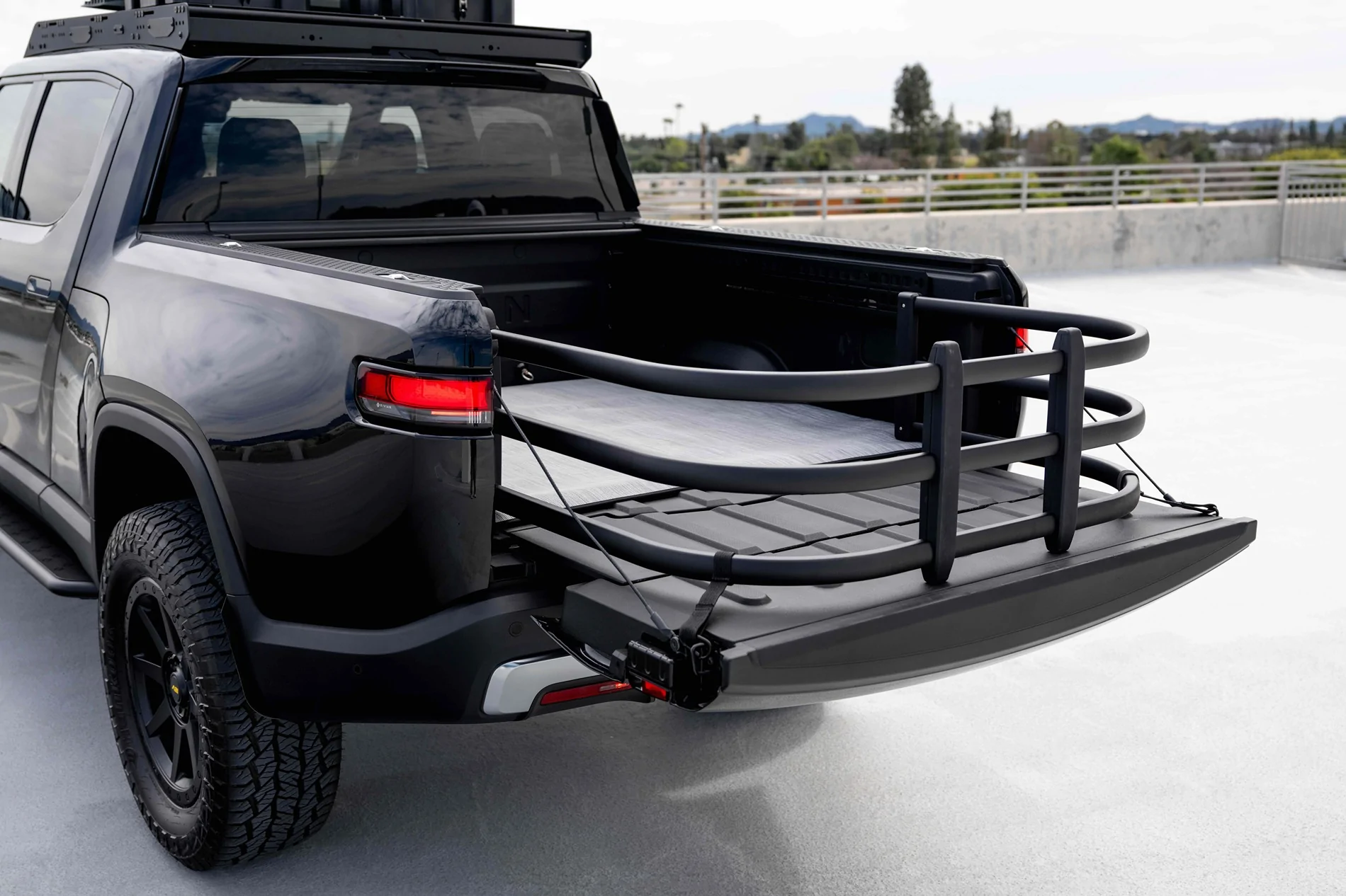 Rivian R1T R1S Rivian Partners with EV Sportline to Offer R1T Bed Extender Through Official Gear Shop midnight-rivian-r1t-bed-extender-mat-1
