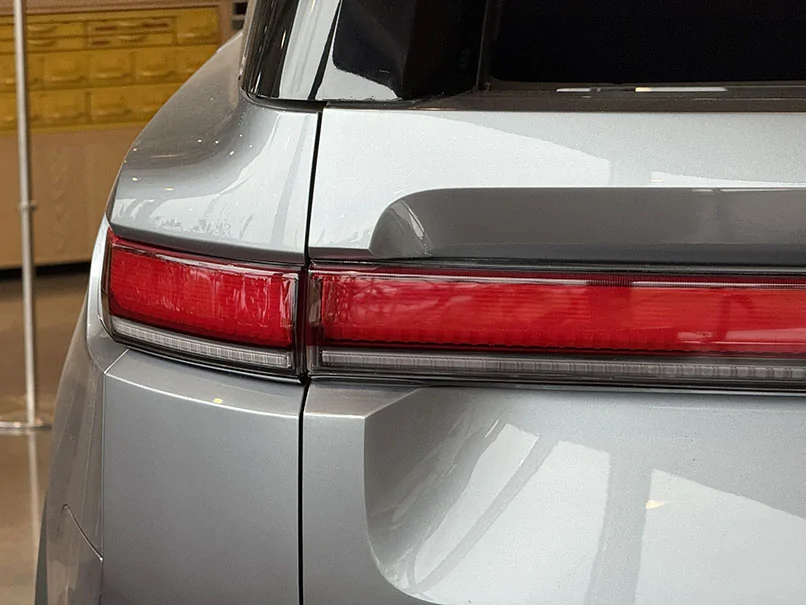 Rivian R1T R1S Glacier White R2 on 21" wheels spotted driving - pics & video R2 lobby tailgate fit