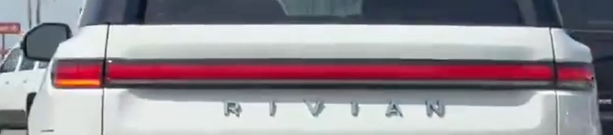 Rivian R1T R1S Glacier White R2 on 21" wheels spotted driving - pics & video 1775393707956-g2