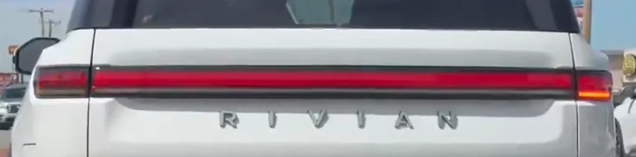 Rivian R1T R1S Glacier White R2 on 21" wheels spotted driving - pics & video 1775393980856-19