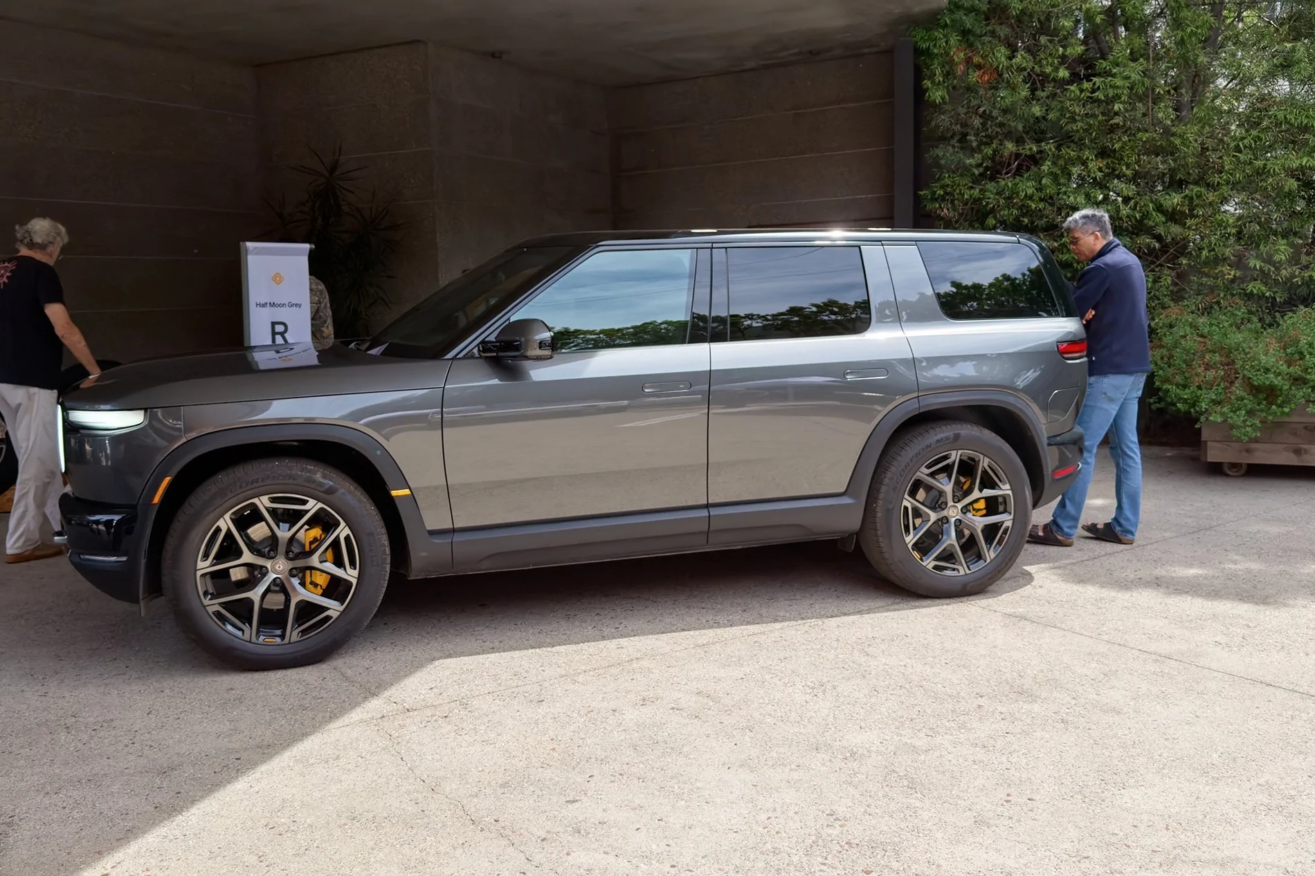 Rivian R1T R1S R2 at Venice Beach Block Party (Catalina Cove, Launch Green, Half Moon Grey, Glacier White, Midnight Black) 660726857_3948355855300908_2089173703361425949_n