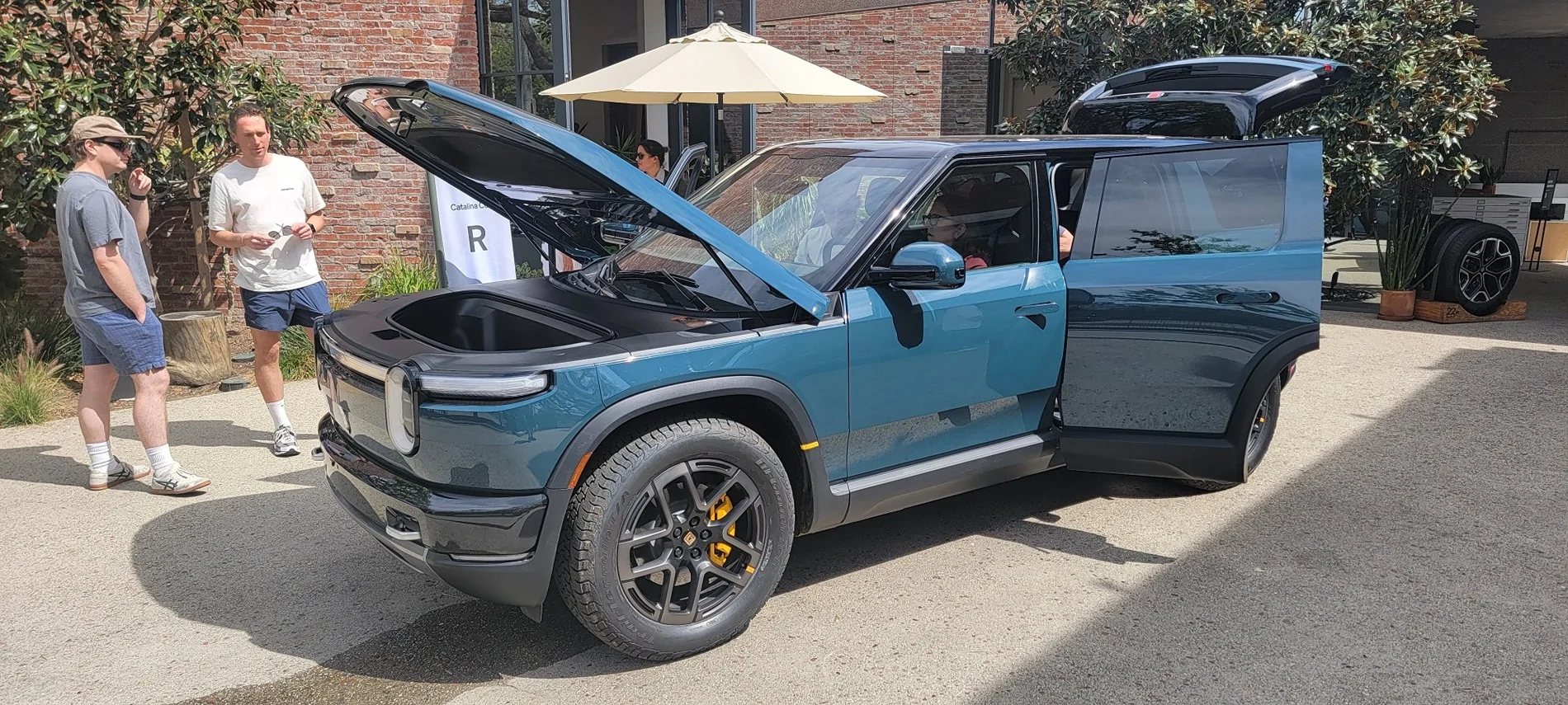 Rivian R1T R1S R2 at Venice Beach Block Party (Catalina Cove, Launch Green, Half Moon Grey, Glacier White, Midnight Black) 666136869_10162846677405592_9198380924082999718_n