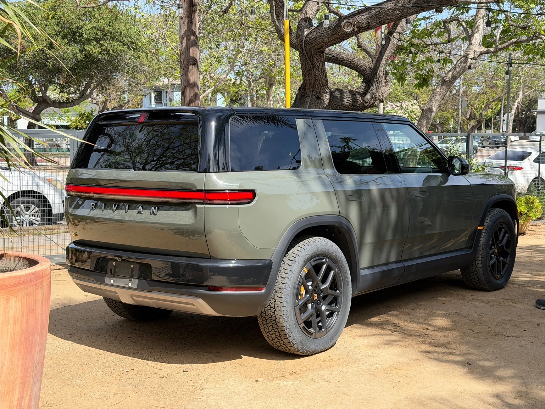 Rivian R1T R1S R2 at Venice Beach Block Party (Catalina Cove, Launch Green, Half Moon Grey, Glacier White, Midnight Black) 2IMG_4982