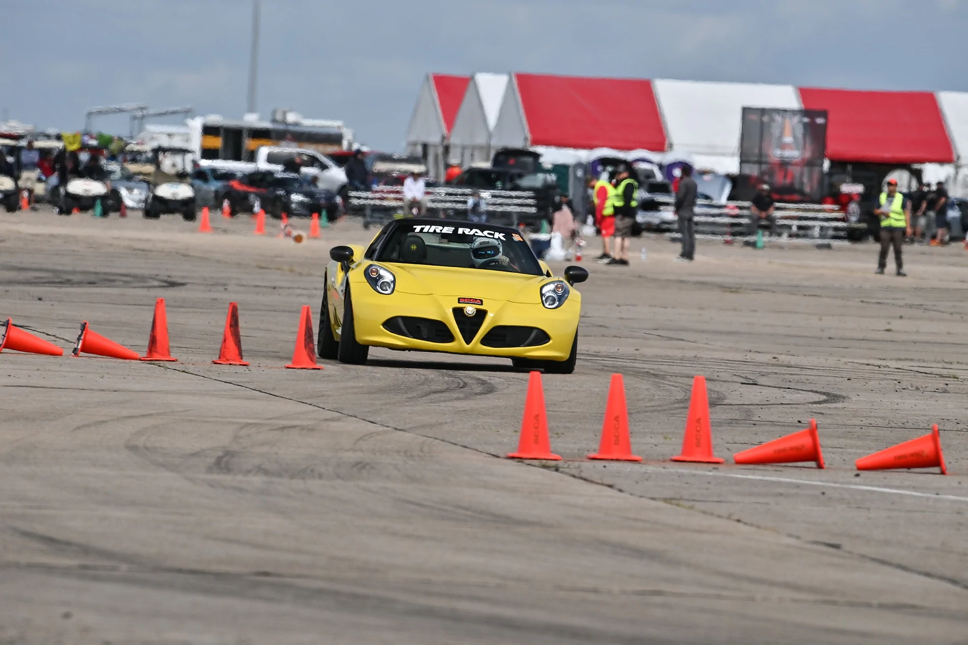 Rivian R1T R1S Are supercars POINTLESS? Corvette Z06 vs Rivian R1T: DRAG RACE (by Carwow) 250905rb_7374