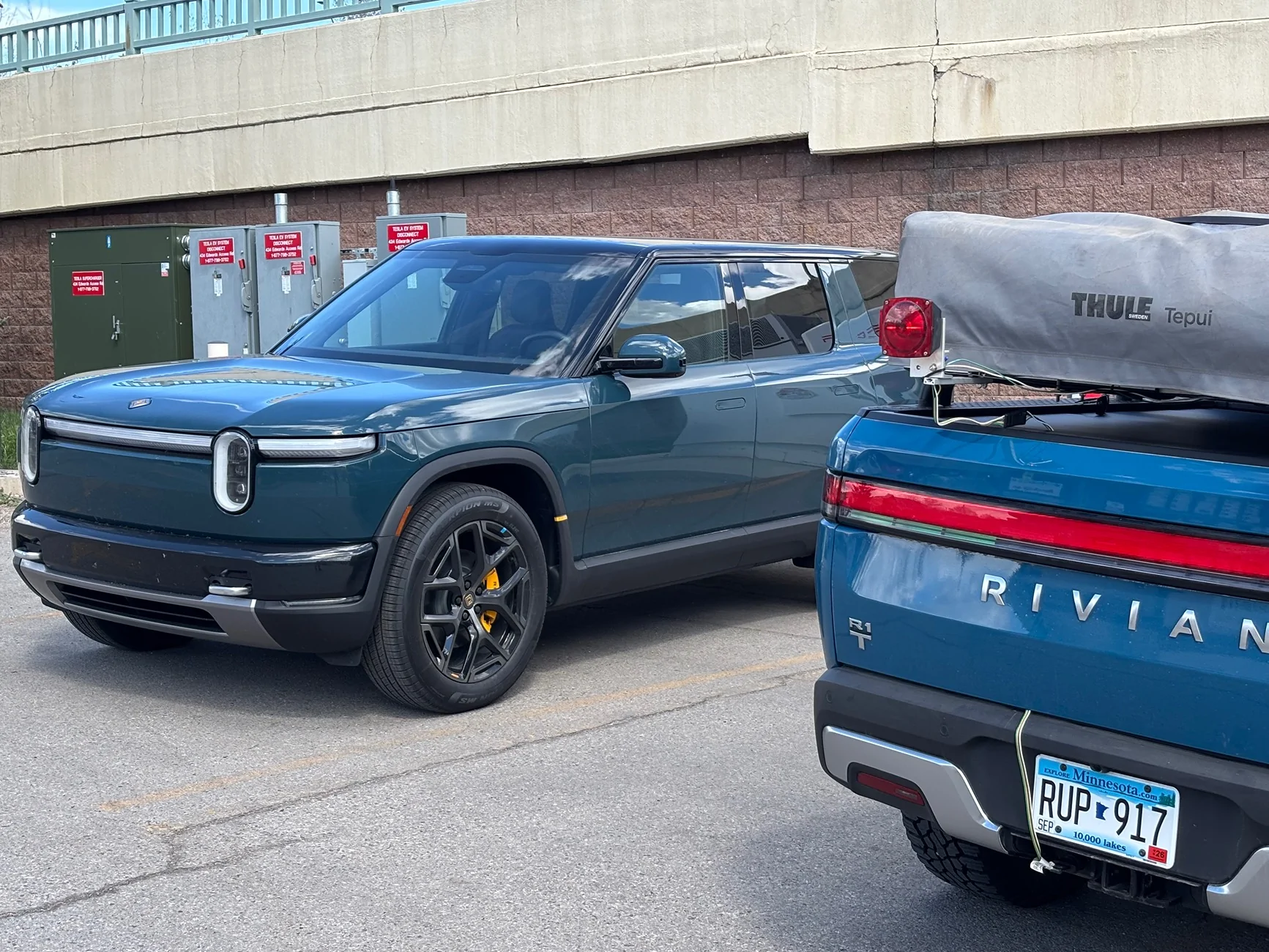 Rivian R1T R1S Pre-Production Catalina Cove R2 in the wild (vs. my Rivian Blue R1T) IMG_5488