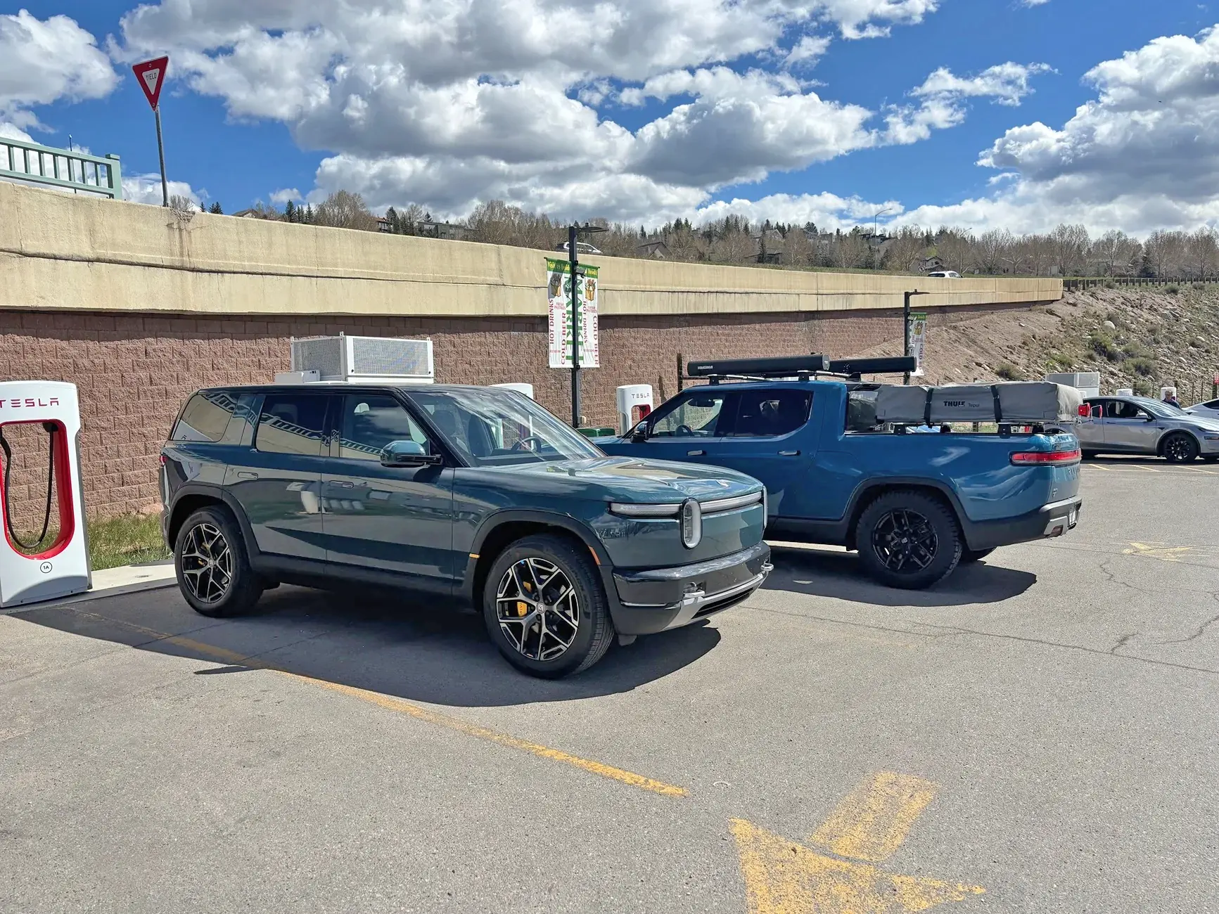 Rivian R1T R1S Pre-Production Catalina Cove R2 in the wild (vs. my Rivian Blue R1T) 152955-7ee2e4bfbaaff8b40bd4bd5e222d581f