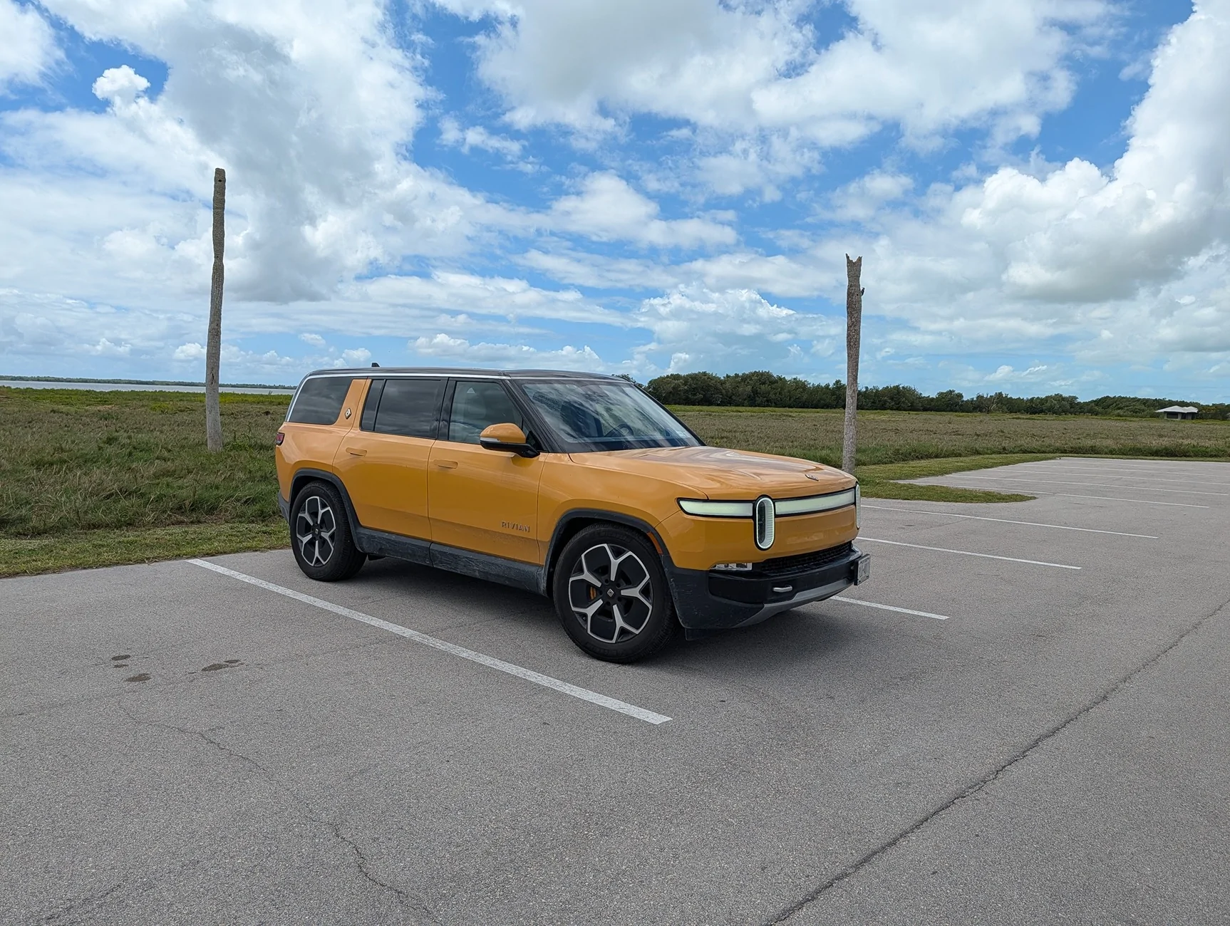 Rivian R1T R1S ? COMPASS YELLOW R1S  Photos PXL_20260409_163946123